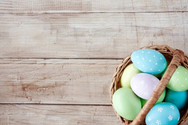 Paskalya arka plan ile sepet içinde Paskalya yumurtaları. Paskalya. Boyalı Paskalya yumurtaları. Kopya alanı ile Üstten Görünüm. 