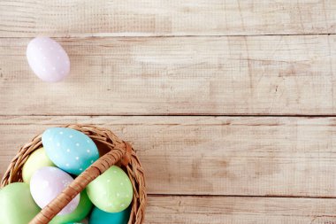 Paskalya arka plan ile sepet içinde Paskalya yumurtaları. Paskalya. Boyalı Paskalya yumurtaları. Kopya alanı ile Üstten Görünüm. 