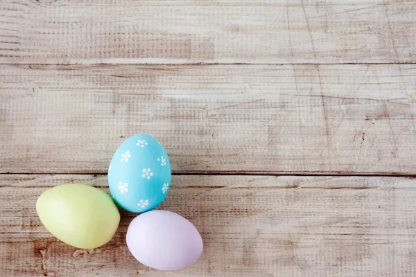 Huevos Pascua Sobre Fondo Madera Pastel Huevos Pascua Pintados Mano — Foto de Stock
