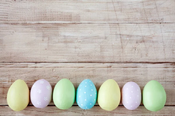 Påskeegg Malt Pastellfarger Trebakgrunn Pastel Håndmalte Påskeegg Topputsikt Med Kopiplass – stockfoto