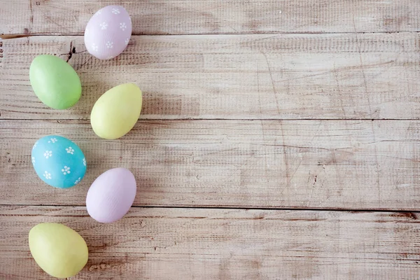 Påskeegg Malt Pastellfarger Trebakgrunn Pastel Håndmalte Påskeegg Topputsikt Med Kopiplass – stockfoto