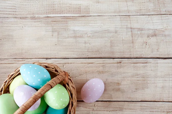 Huevos Coloridos Pascua Cesta Sobre Fondo Madera Vacaciones Pascua Espacio — Foto de Stock