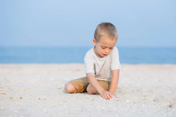 Retrato Sonriente Niño Jugando Arena Cerca Del Mar Océano Emociones — Foto de Stock