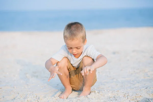 Veselý Chlapeček Hraje Pláži Tropické Útočiště — Stock fotografie