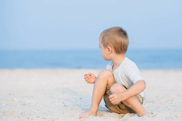 Niño Jugando Arena Cerca Del Mar Océano Emociones Humanas Positivas — Foto de Stock