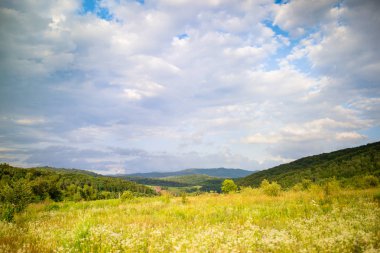 Dağları, güzel manzara, güzel dağ manzarası, Karpat Dağları, doğada bir köy dağlarda.