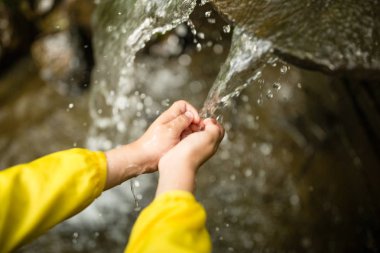 Çocuk ellerini yıkamak