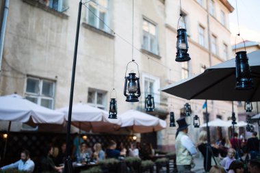 Gaz lambaları Lviv restoranda iç