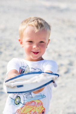 Denizde gemi oyuncakla oynamak bebeğim. Sahilde tatil tatil yaz çocuk os