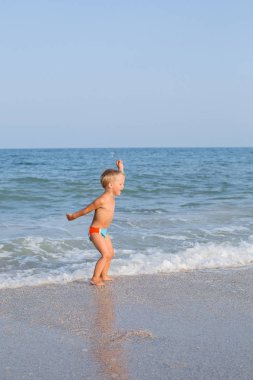 Güzel çocuk ve deniz