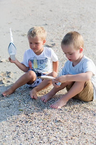 Jóvenes Amigos Retratan Playa Mirando Mar Jugando Pequeño Barco Niños — Foto de Stock