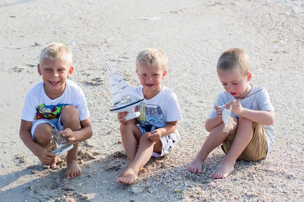 Jóvenes Amigos Retratan Playa Mirando Mar Jugando Pequeño Barco Niños — Foto de Stock