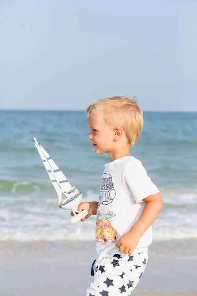 Bayi Laki Laki Bermain Dengan Mainan Kapal Laut Anak Berlibur — Stok Foto