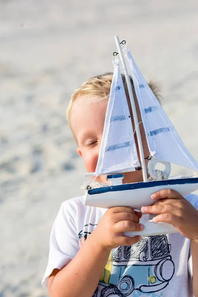 Малыш Играет Корабельной Игрушкой Море Дети Отдыхают Летом Пляже Отдыхе — стоковое фото