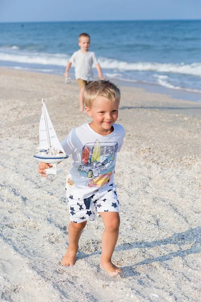 Niño Jugando Con Juguete Del Barco Mar Niño Vacaciones Verano — Foto de Stock