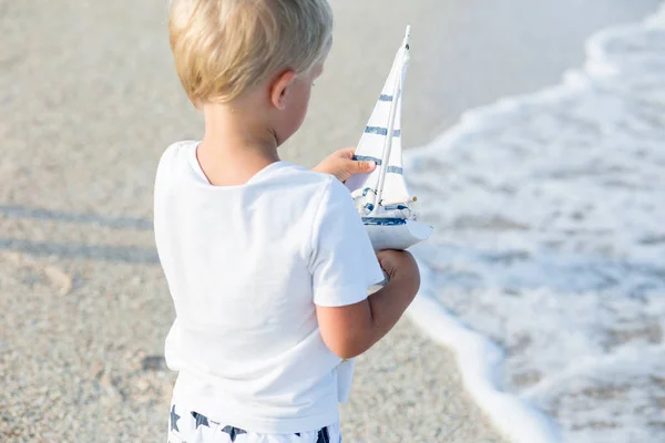 Niño Jugando Con Juguete Del Barco Mar Niño Vacaciones Verano — Foto de Stock