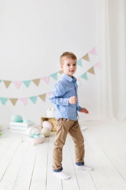 Paskalya yumurtası ile sevimli küçük çocuk. Mutlu paskalyalar. Paskalya tavşanı ile oynarken mutlu komik bebek çocuk.