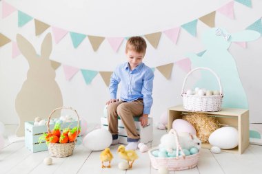 Paskalya yumurtası ve tavşan sevimli küçük çocuk. Mutlu paskalyalar. Paskalya tavşanı ile oynarken mutlu komik bebek çocuk.