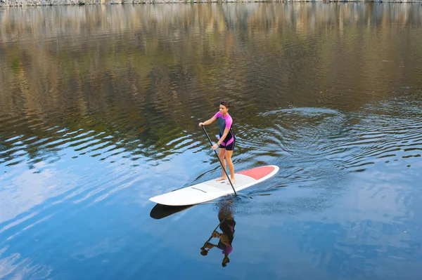 SUP Stand up paddle board mujer paddleboarding — Foto de Stock