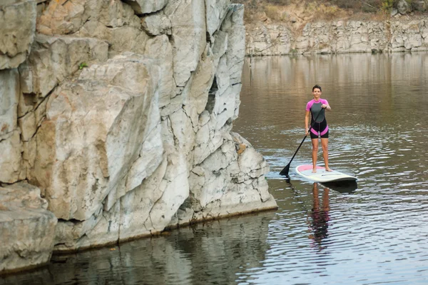 SUP Levante-se paddle board mulher paddleboarding — Fotografia de Stock