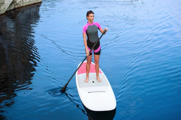 SUP Levante-se paddle board mulher paddleboarding — Fotografia de Stock