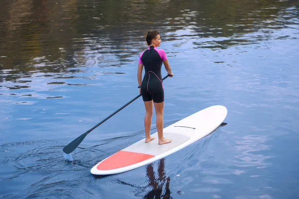 SUP Levante-se paddle board mulher paddleboarding — Fotografia de Stock