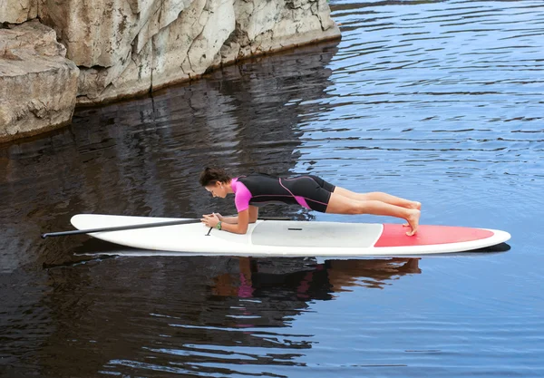 SUP Levante-se paddle board mulher paddleboarding — Fotografia de Stock