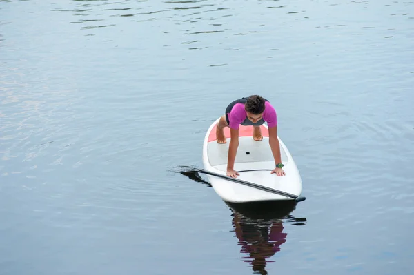 SUP Stand up paddle board mujer paddleboarding — Foto de Stock