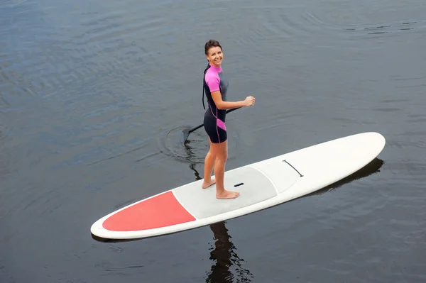 SUP Stand up paddleboarding γυναίκα Διοικητικό Συμβούλιο κουπί — Φωτογραφία Αρχείου