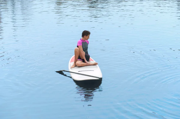 Paddle kurulu kadın paddleboarding kadar stand sup — Stok fotoğraf