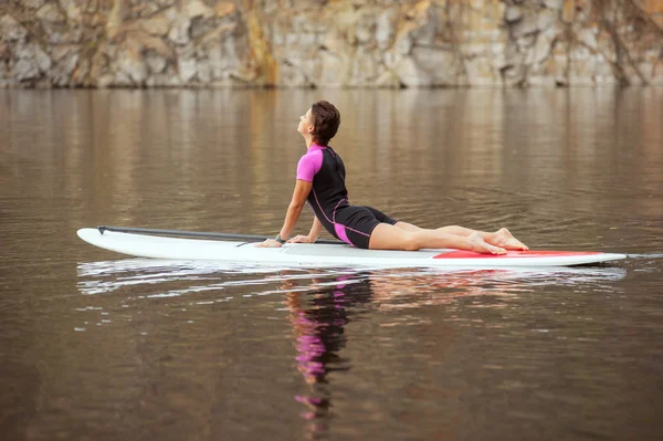 SUP Levante-se paddle board mulher paddleboarding — Fotografia de Stock