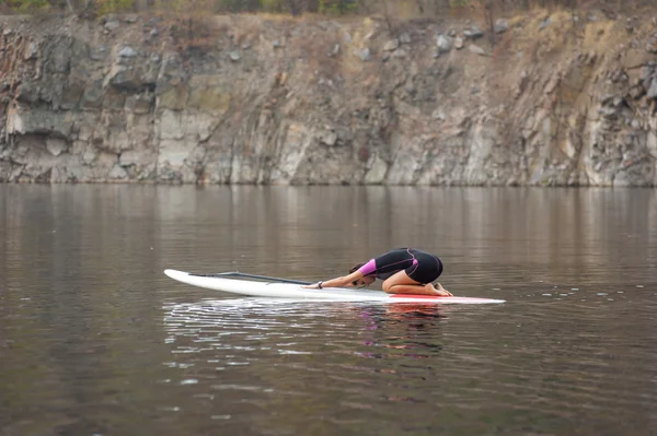 SUP Levante-se paddle board mulher paddleboarding — Fotografia de Stock