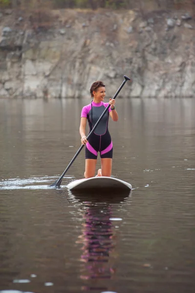 SUP Levante-se paddle board mulher paddleboarding — Fotografia de Stock