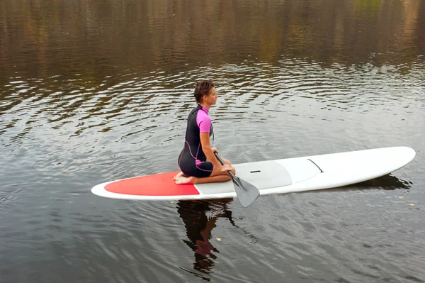 Sup Stand up paddle styrelsen kvinna paddleboarding — Stockfoto