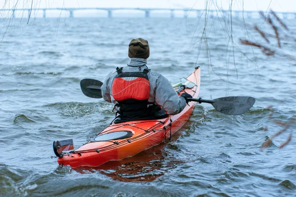 Kayak d'hiver sur la rivière en Ukraine 06 — Photo