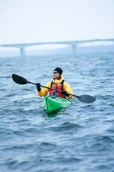 Kayak d'hiver sur la rivière en Ukraine 09 — Photo