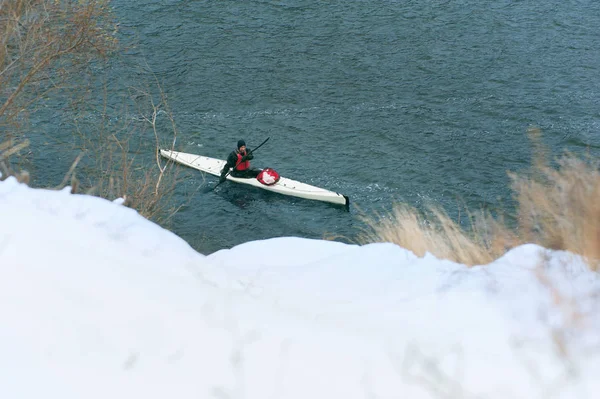 Kayak d'hiver sur la rivière en Ukraine 22 — Photo