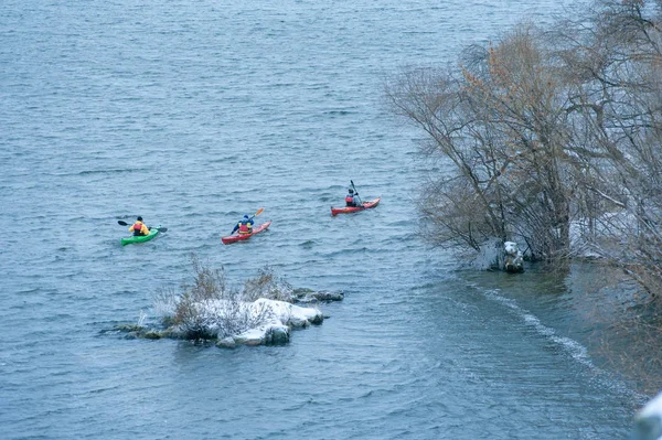 Kayak d'hiver sur la rivière en Ukraine 24 — Photo