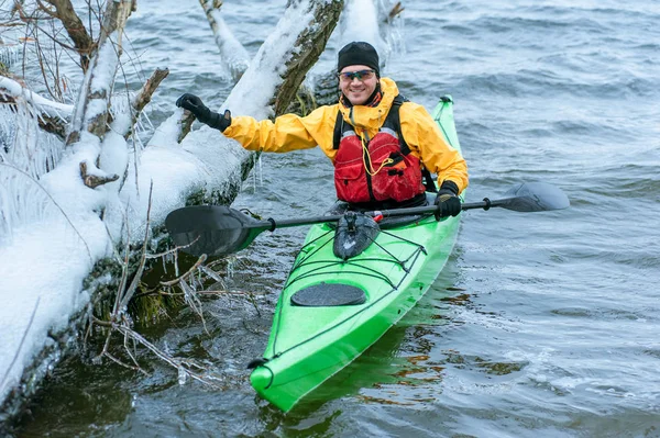 Kayak d'hiver sur la rivière en Ukraine 28 — Photo