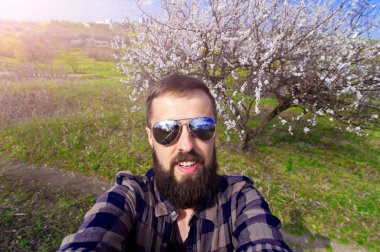 kameraya hızlı selfie 01 konuşan sakallı adam