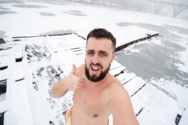 kamera, yüzme buz delik konuşan sakallı adam