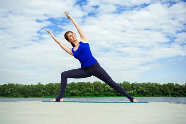 Mujer joven haciendo ejercicio de yoga en la estera 09 — Foto de Stock