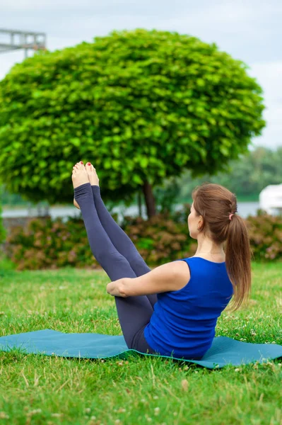 Mujer joven haciendo ejercicio de yoga en la estera 19 — Foto de Stock