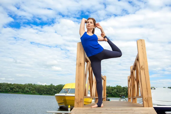 Mujer joven practicando yoga avanzado entrenamiento físico 01 — Foto de Stock