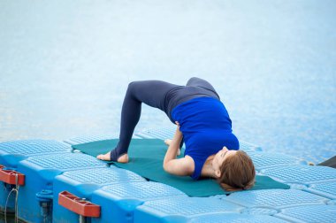 genç kadın gelişmiş yoga fitness egzersiz 27 pratik