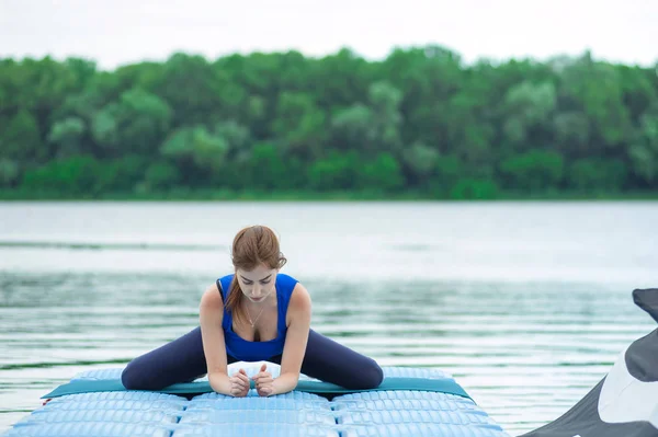 Junge Frau praktiziert fortgeschrittenes Yoga-Fitness-Workout 33 — Stockfoto