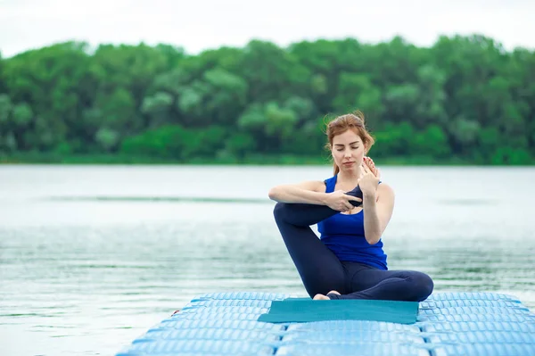 Ung kvinna tränar avancerad yoga fitness träning 29 — Stockfoto