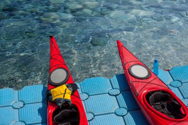 üst üste 01 tek kayaklar bir çift