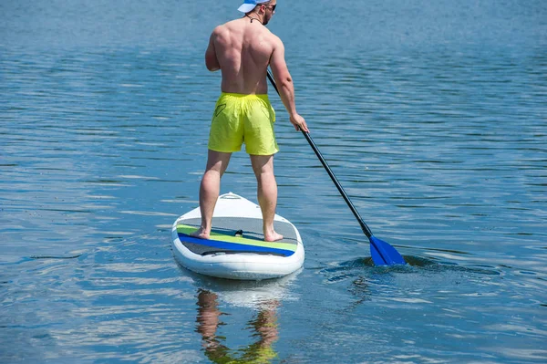 Piernas hombre practicando paddle 01 — Foto de Stock