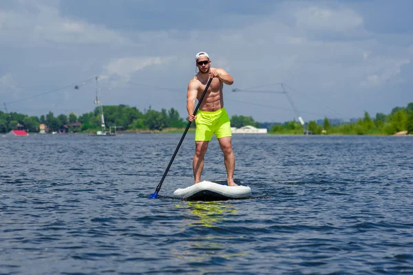 Uomo pratica paddle board 03 — Foto Stock